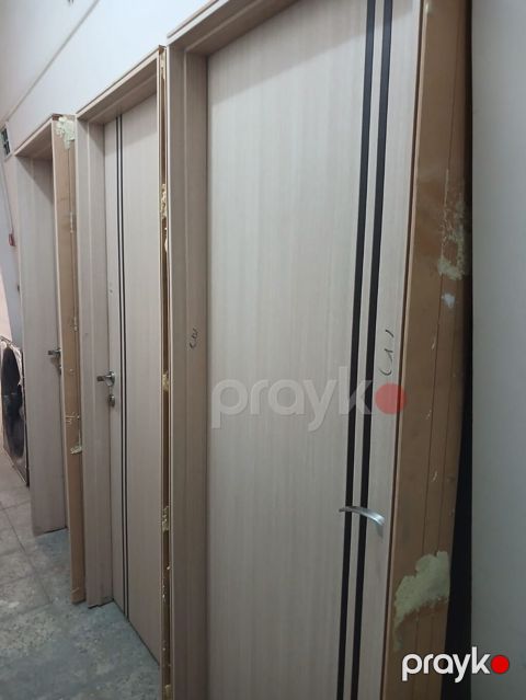 İçəri qapı — 210×90 sm, 3 ədəd (açıq rəng, qara zolaq)