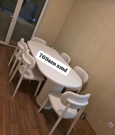Ağ rəngdə yemək dəsti: - Oval formalı, geniş səthli masa - Masanın