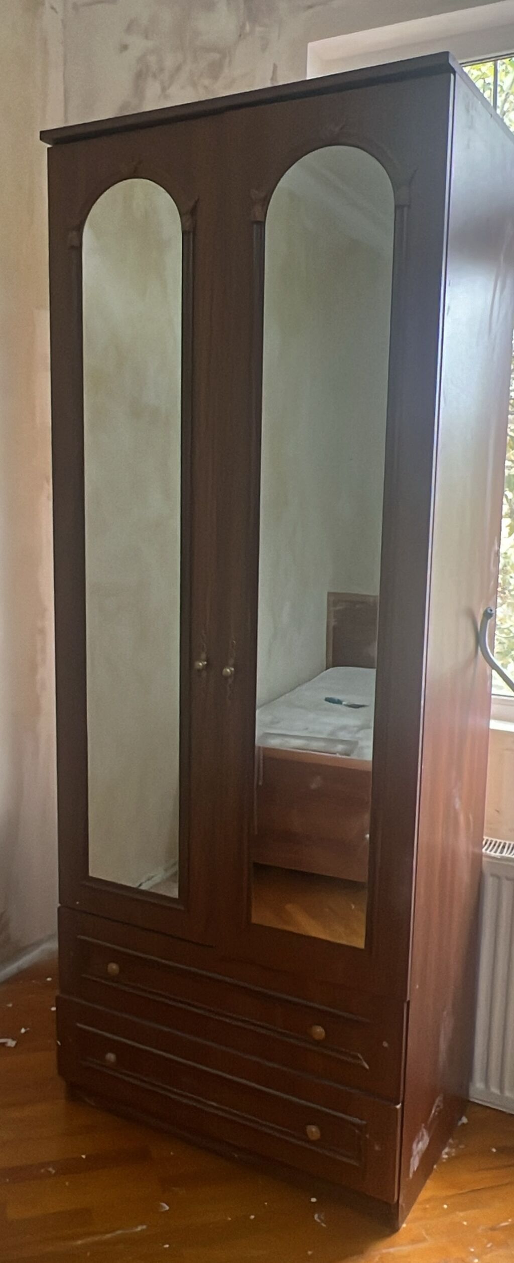 İki qapılı güzgülü paltar şkafı