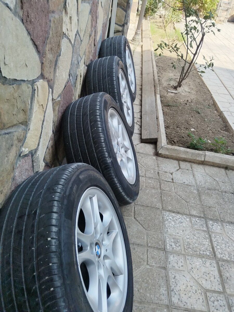 BMW təkərləri 235.55 R17 — Ehtiyat hissələri və aksesuarlar, Bakı (2)