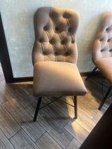Yumşaq oturacaqlı, düyməli kapitone arxa dayaqlı yemək otağı/kafe — Chairs