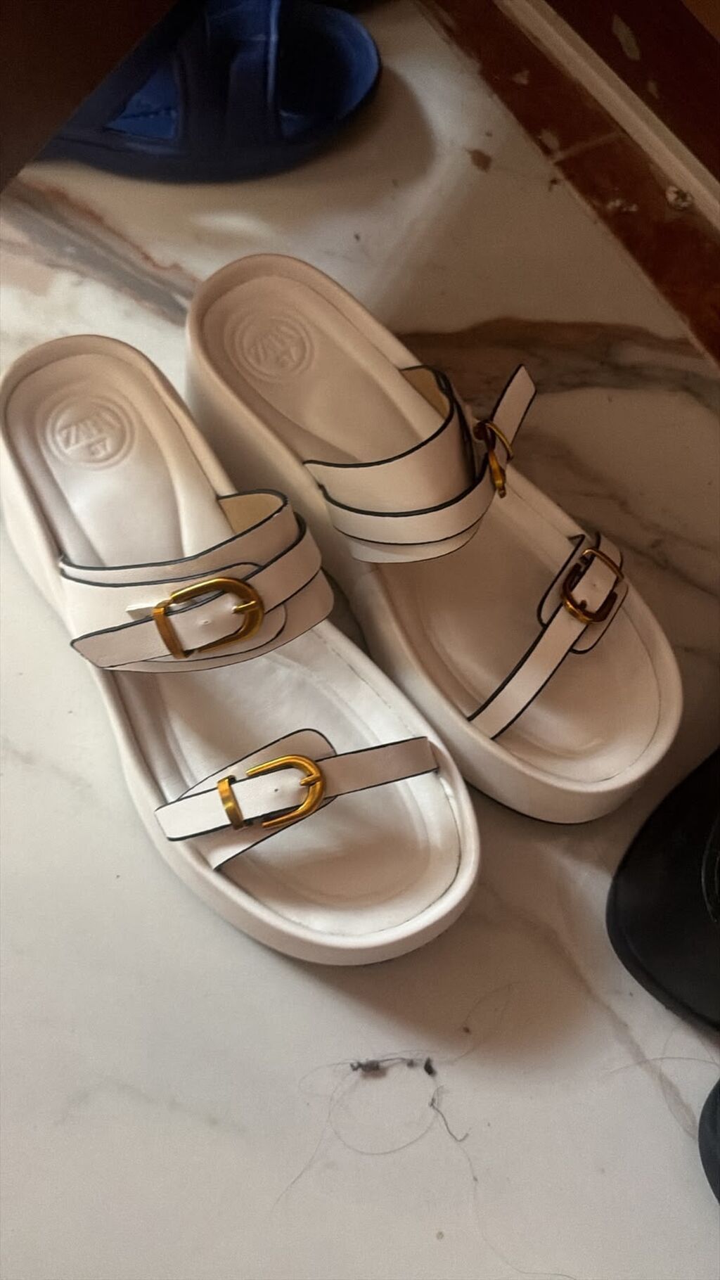 Ağ rəngli qadın platforma sandal - Model: iki zolaqlı, ön və üst — Şəxsi əşyalar, Bakı (3)