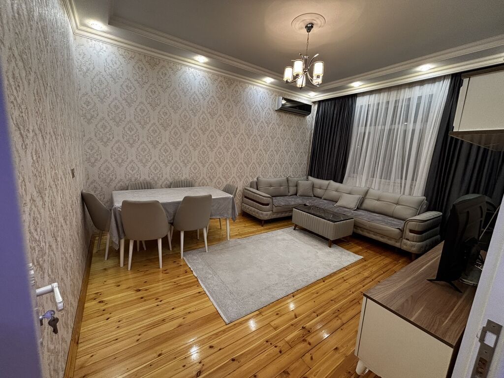 Həyət evidir, 5.5 sotda tikilib evin arxa və ön hissəsində geniş