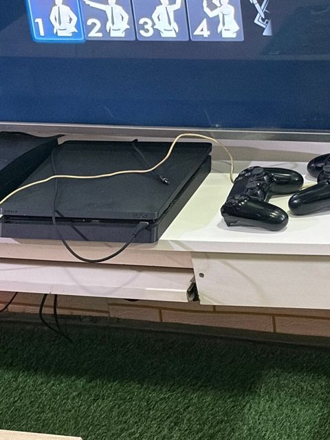 Playstation 4 Slim — Gaming consoles