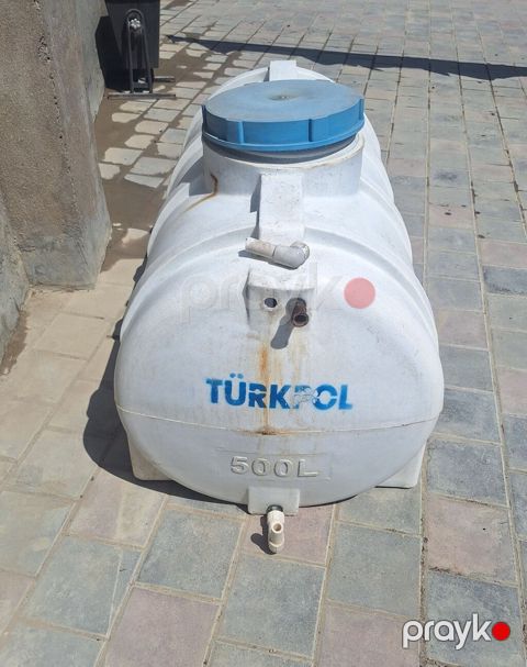 Salam 500 lt su çəni heçbir problemi yoxdu qoxu vermir təmiz su üçün