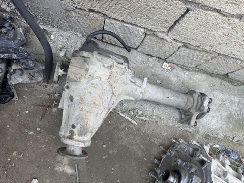 Nissan Pathfinder 3.3 ön paylayıcı qutusu (razdatka)