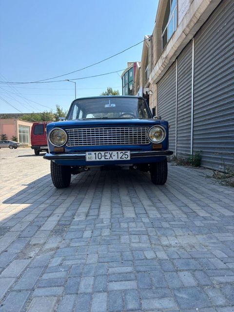 VAZ 21011, mavi rəng, sedan kuzov. Xüsusiyyətlər: - Klassik dairəvi