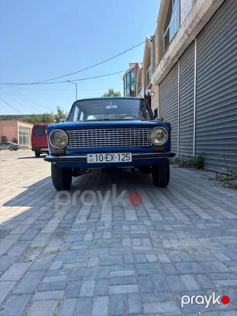VAZ 21011, mavi rəng, sedan kuzov. Xüsusiyyətlər: - Klassik dairəvi