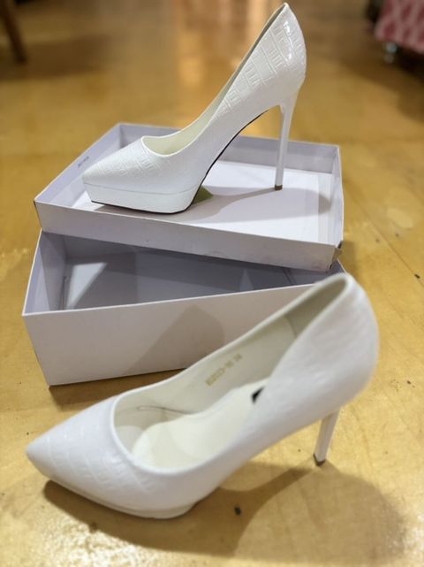 Ağ rəngli qadın tuflisi – stiletto model - Üst hissə: parlaq, timsah
