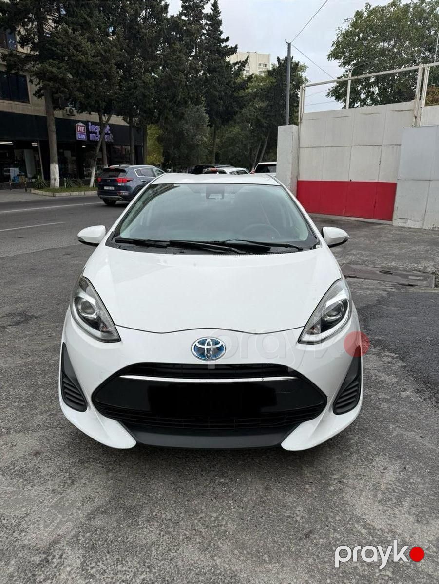 Toyota Aqua icarəsi — Avtomobil icarəsi, Bakı (2)