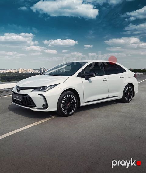 Toyota Corolla sedan – ağ rəng. Xüsusiyyətlər: - Yüksək yanacaq
