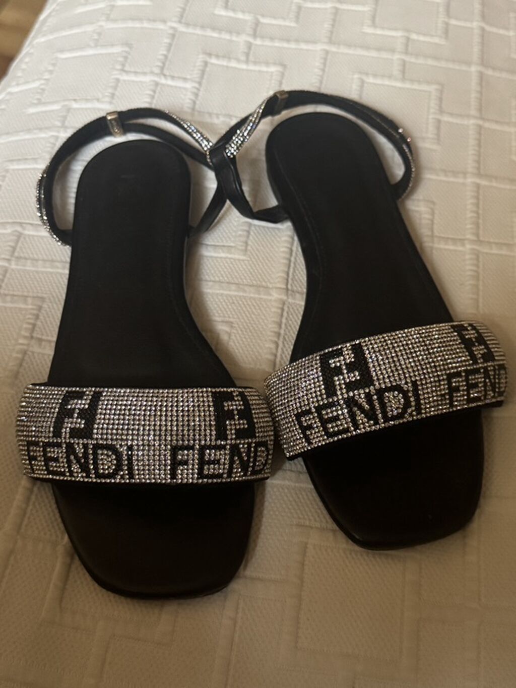 Fendi rhinestone sandal — qara rəngdə, düz tabanlı, kvadrat burunlu — Şəxsi əşyalar, Masazır