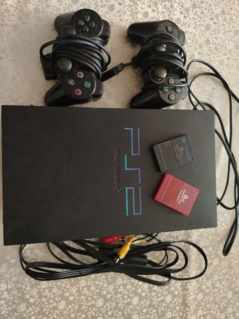 PlayStation 2 konsolu kontrollerləri ilə — Gaming consoles