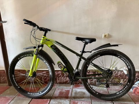 Kross dağ velosipedi - Çərçivə: yüngül alaşımlı, idman geometriyası -