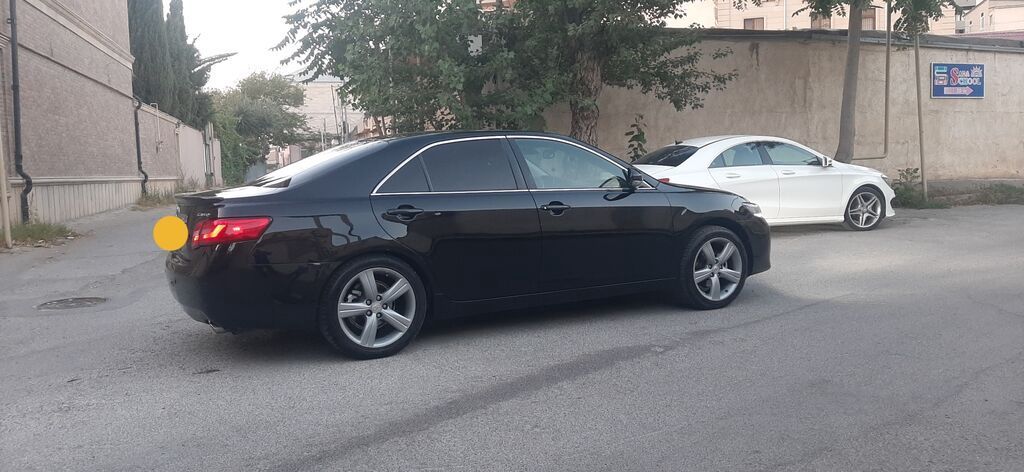 Toyota Camry – qara rəngdə, SERVIZ RESMI DILER.sedan kuzov. Ön LED — Avto, Bakı (5)