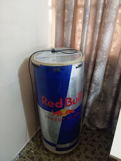 Red Bull enerji içkisi qutu formasında reklam soyuducusu - Brendli