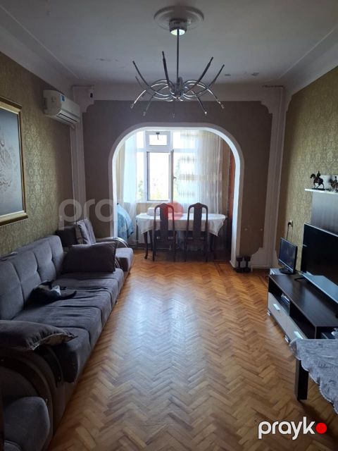 Satılır 2 otaqlı köhnə tikili 65 m²