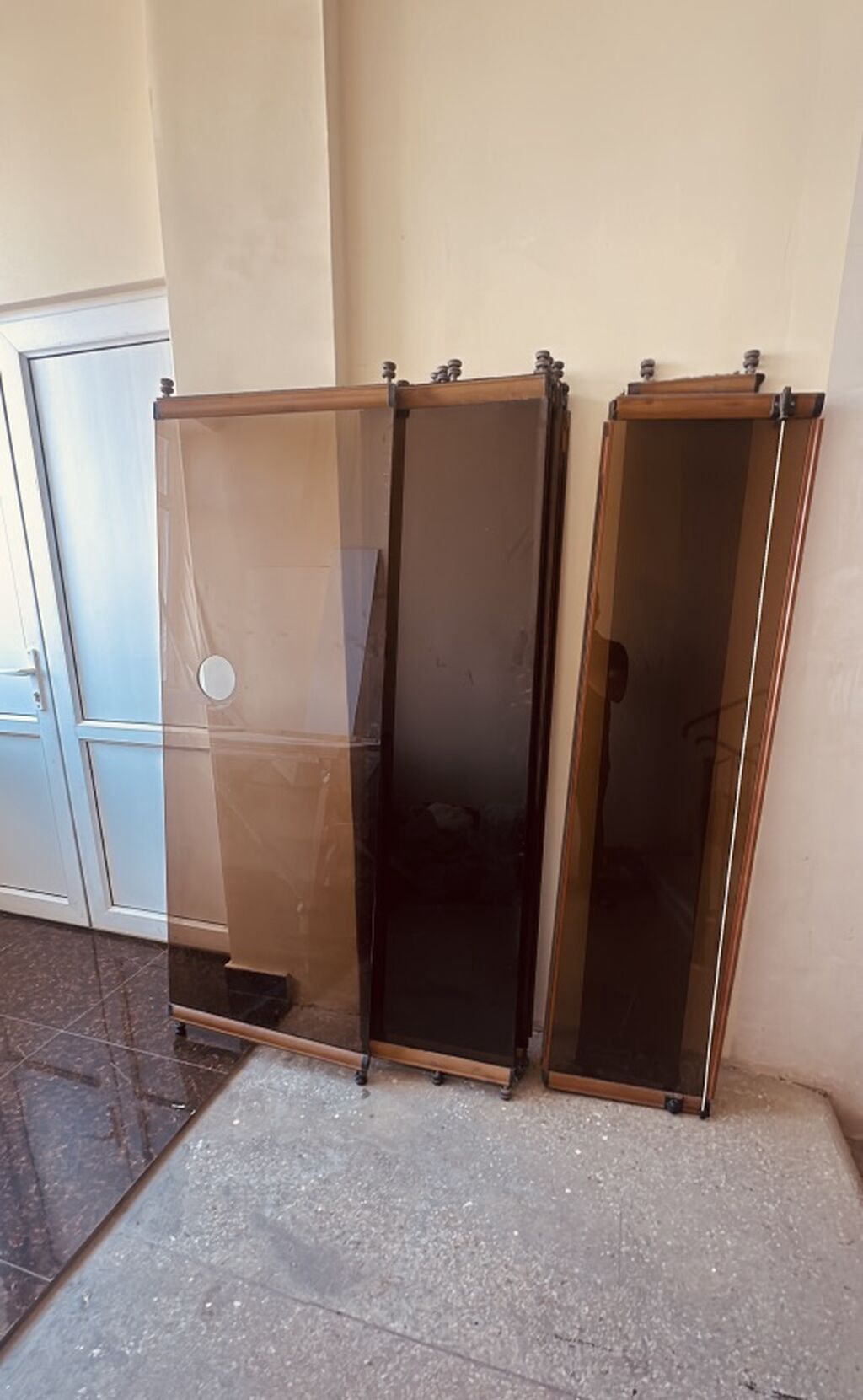 Şüşə arakəsmə — 7 panel, taxta çərçivəli, açılan