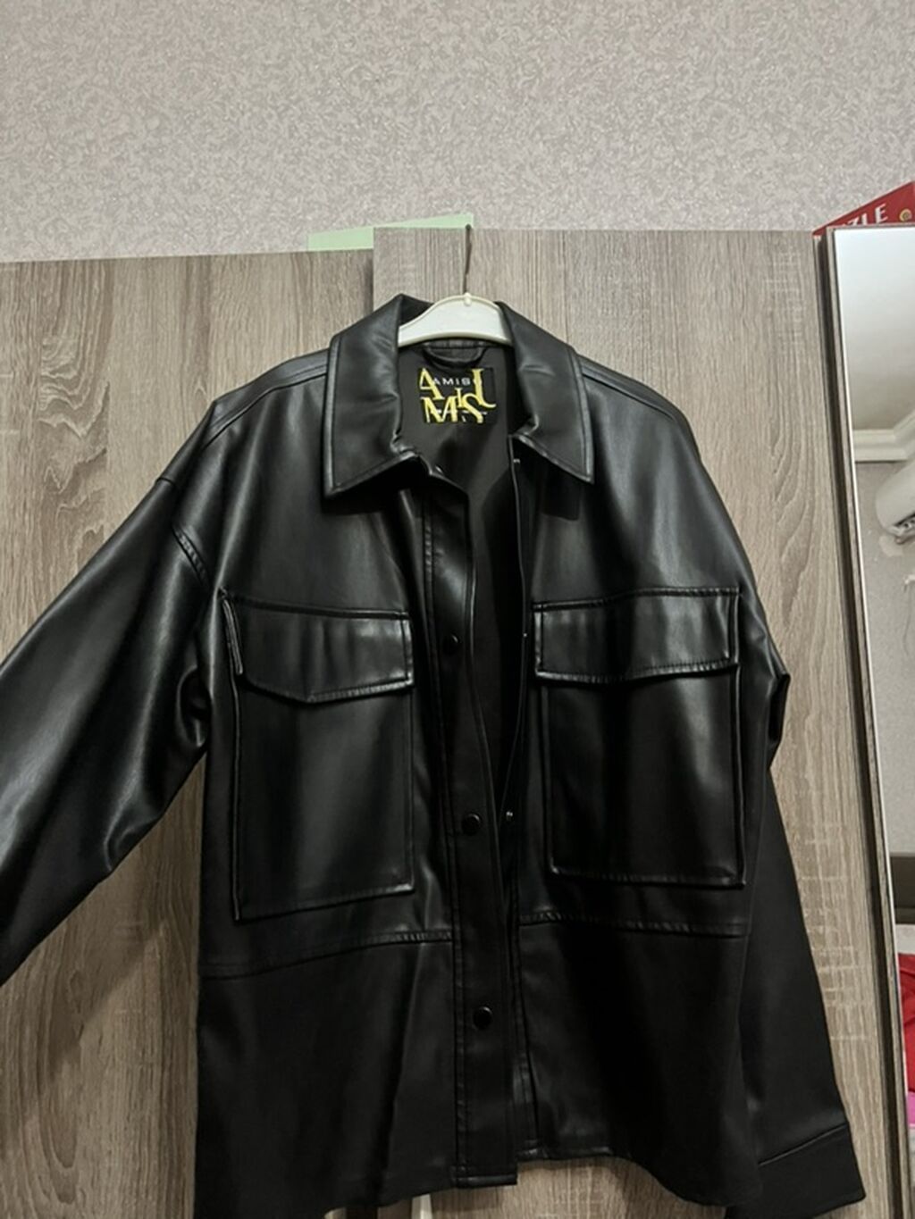 Qara dəri effektli oversize köynək-jaket NewYorkerdən alınıb — Şəxsi əşyalar, Bakı