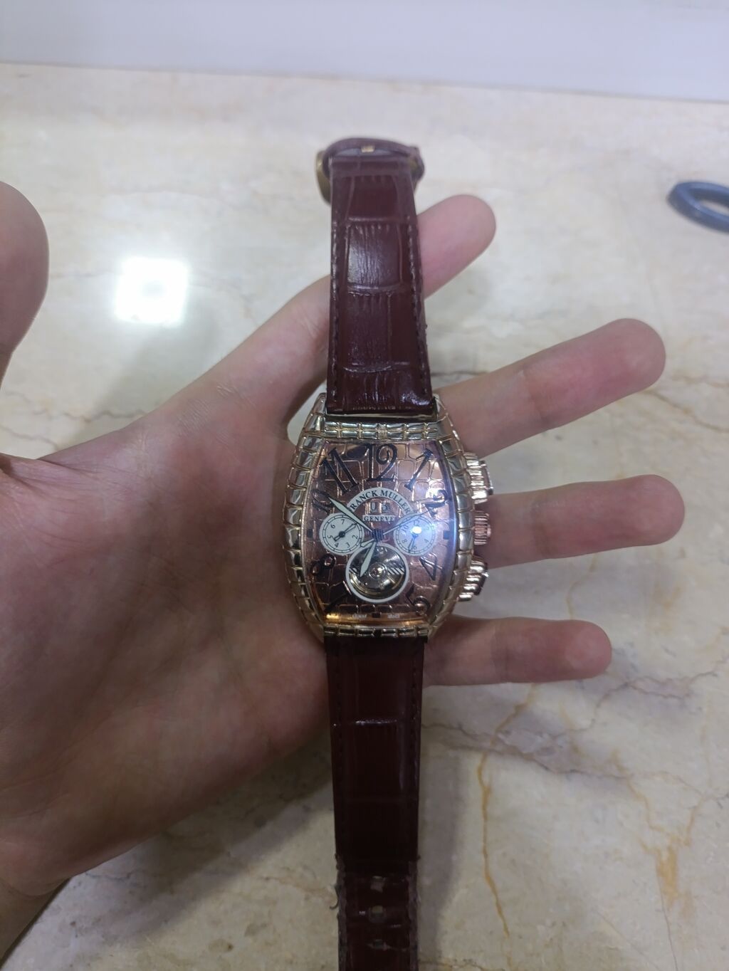 Franck Muller üslublu kişinin qol saatı Xüsusiyyətlər: - Korpus