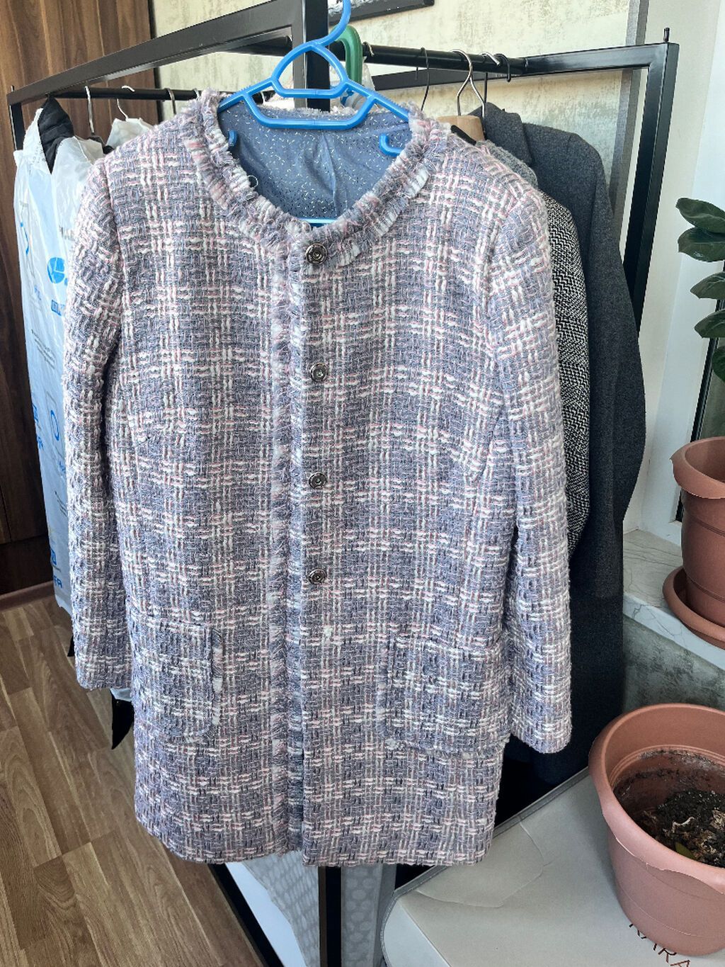 - Parça: yumşaq, teksturalı tweed (çoxrəngli – boz, çəhrayı və ağ — Şəxsi əşyalar, Bakı (2)