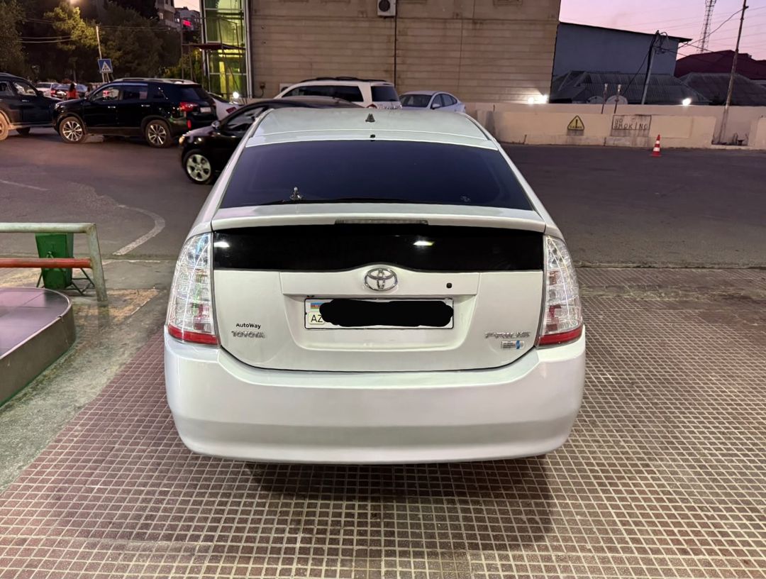 “Toyota Prius” icarəsi — Avtomobil icarəsi, Bakı (2)