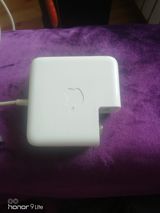 Apple MacBook adapteri – kvadrat formalı ağ şarj bloku. Orijinal Apple — Apple Macbook