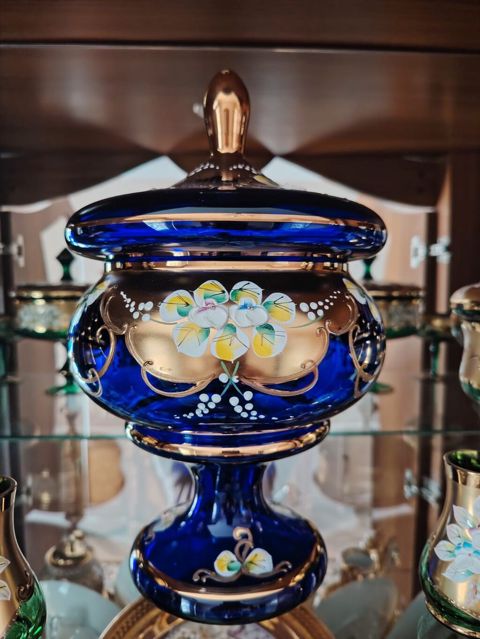 Büllur şirniyyat qabı – qapaqlı, ayaqlı model.50 azn - Material: qalın