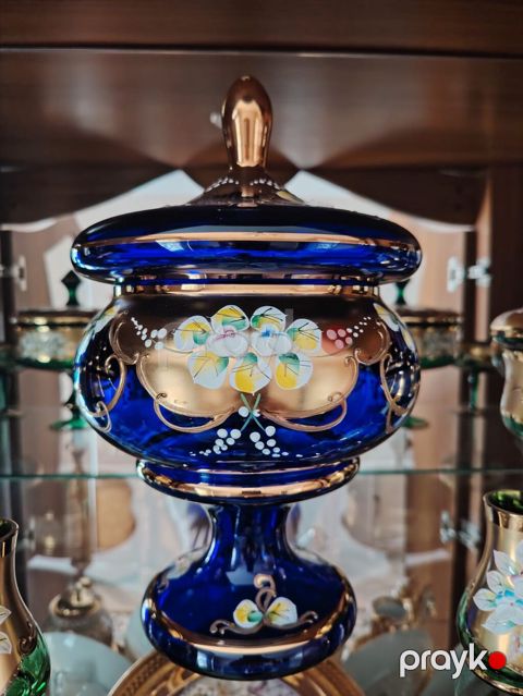 Büllur şirniyyat qabı – qapaqlı, ayaqlı model.50 azn - Material: qalın