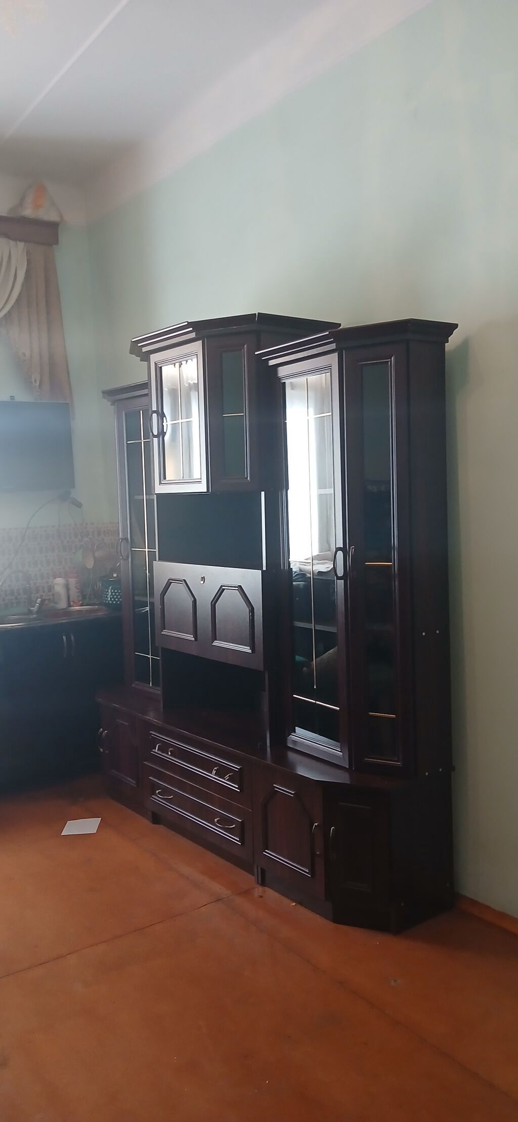 Qonaq otağı üçün klassik üslubda mebel divarı / servant. Tünd qəhvəyi