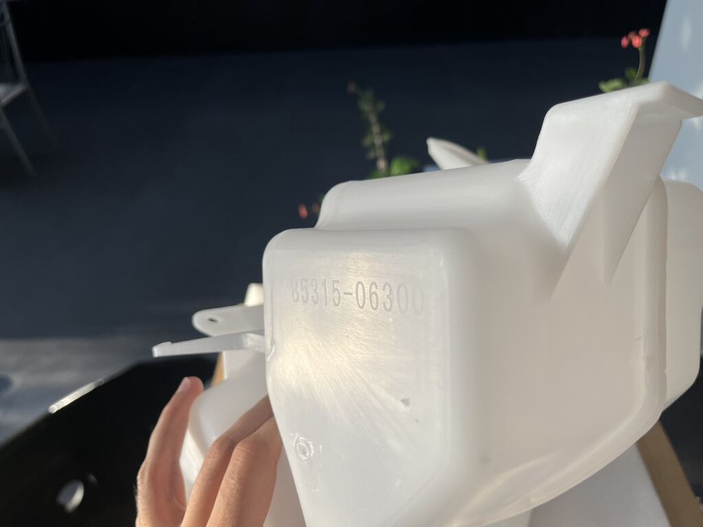 Avtomobil üçün şüşəyuyan maye qabı (washer tank) təqdim olunur