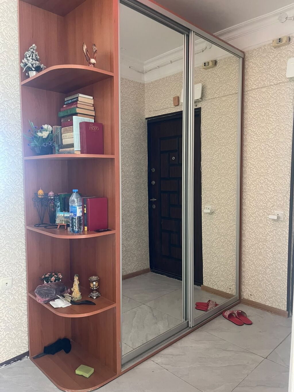 Dəhliz dolabı, güzgülü sürgülü qapılar, açıq rəflər