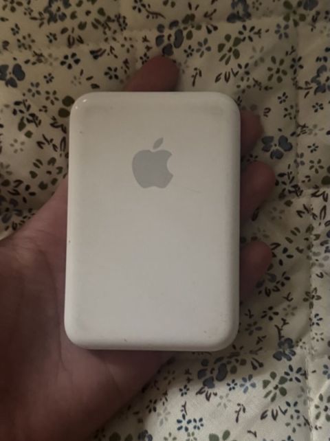 Apple MagSafe Battery Pack – Ağ rəngdə, az istifadə olunub