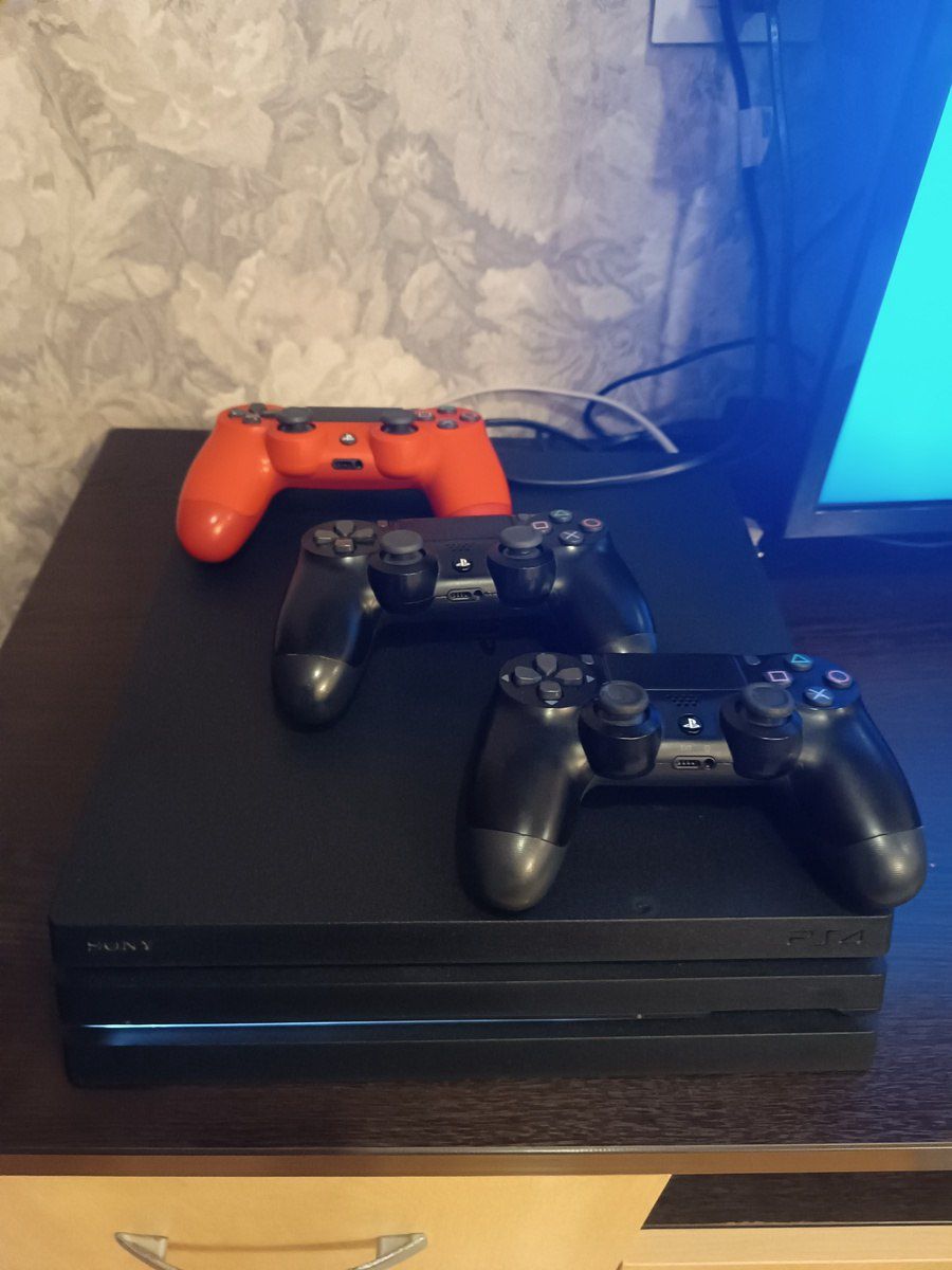 PS4 Pro | 1TB | 3 Joystick | 2 ədəd Disk — Elektronika, Bakı