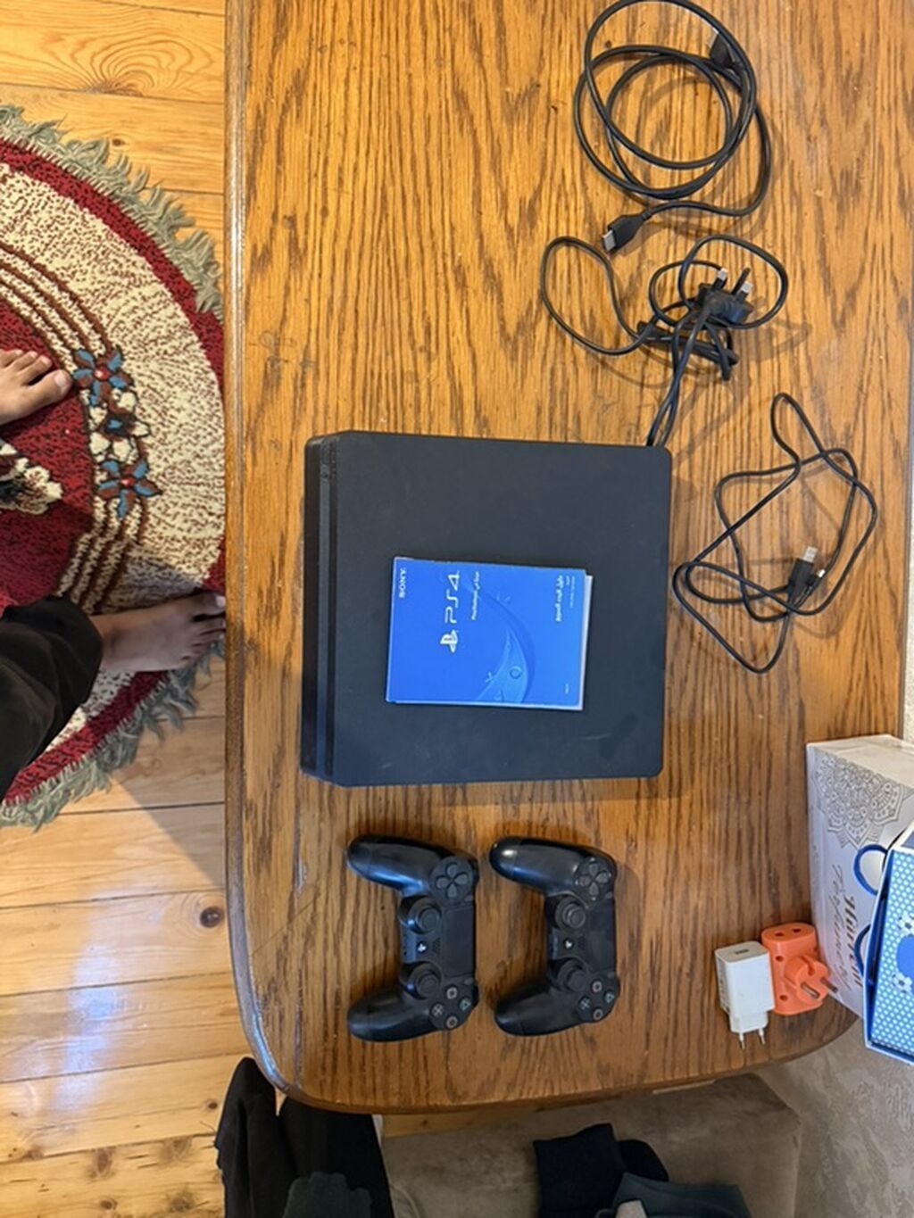 PlayStation 4 oyun konsolu dəsti. Dəstə şəkildə görünənlər daxildir — Oyun konsolları, Digah (2)