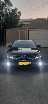 Toyota Camry – qara rəngdə, SERVIZ RESMI DILER.sedan kuzov. Ön LED — Cars
