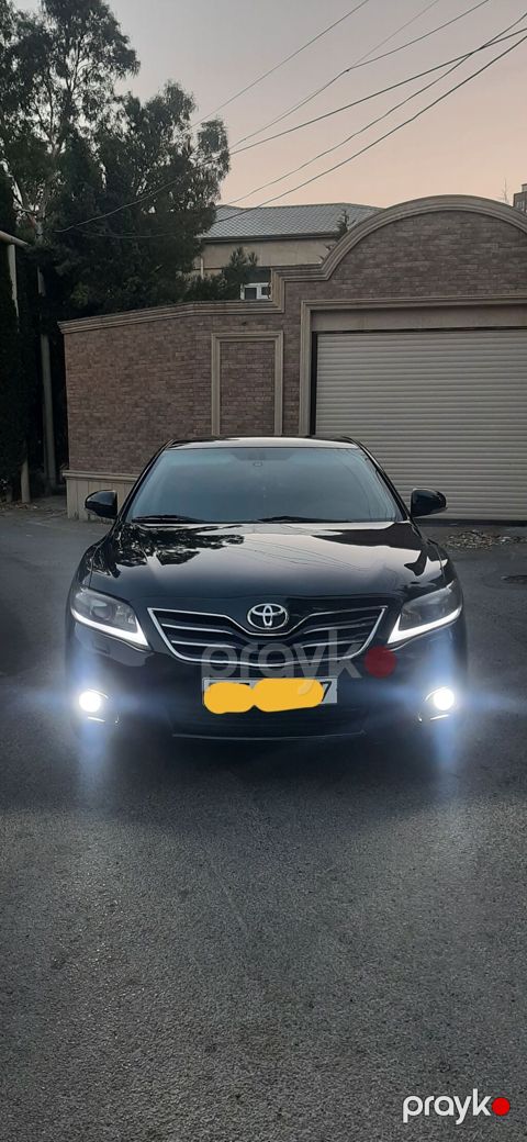 Toyota Camry – qara rəngdə, SERVIZ RESMI DILER.sedan kuzov. Ön LED
