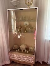 Şüşəli vitrin dolabı - Material: ağ korpus, təmiz şüşə qapılar; — Mallar