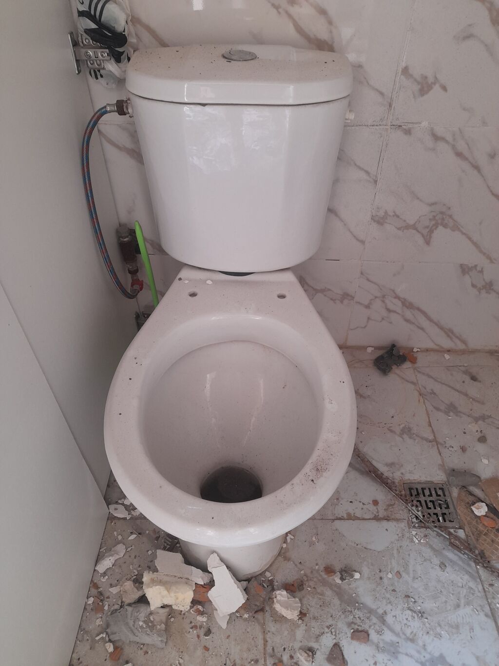 Şaquli çıxışlı, döşəməüstü kombinəedilmiş unitaz-kompakt