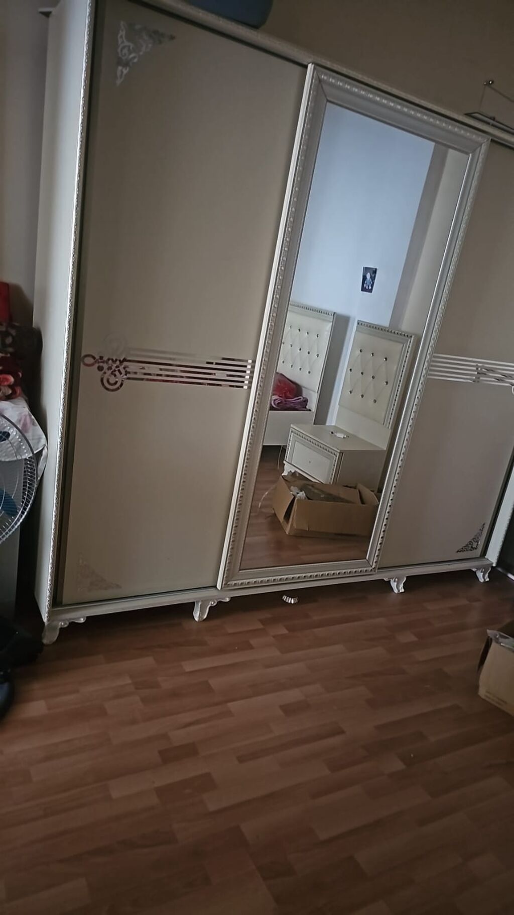 Klassik üslubda krem rəngində mebel dəsti Tərkib: - Şüşəli vitrin — Mebel, Tovuz (3)