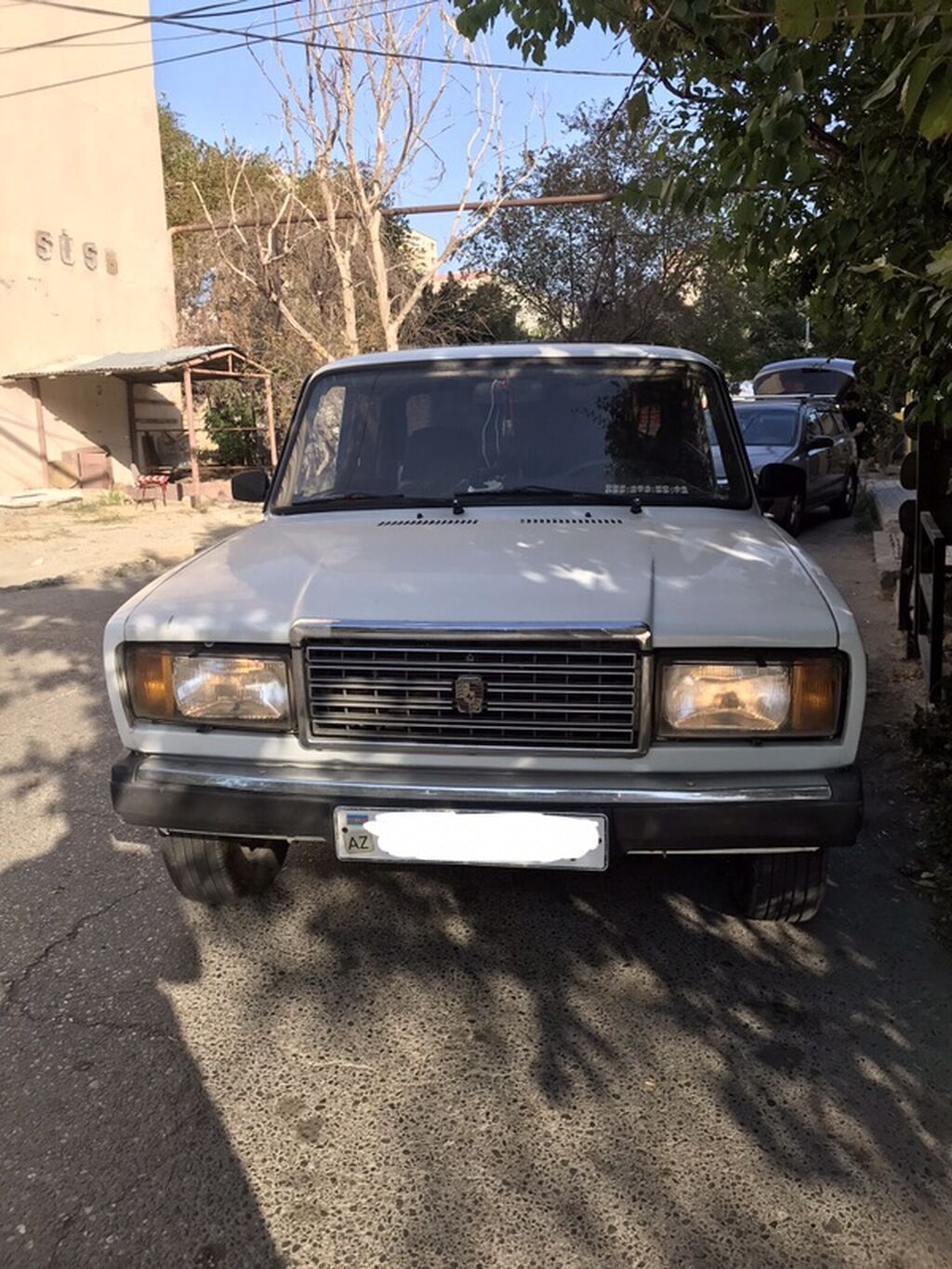 VAZ 2107, ağ rəng, sedan gövdə. Texniki xüsusiyyətlər: - Ön təkərli