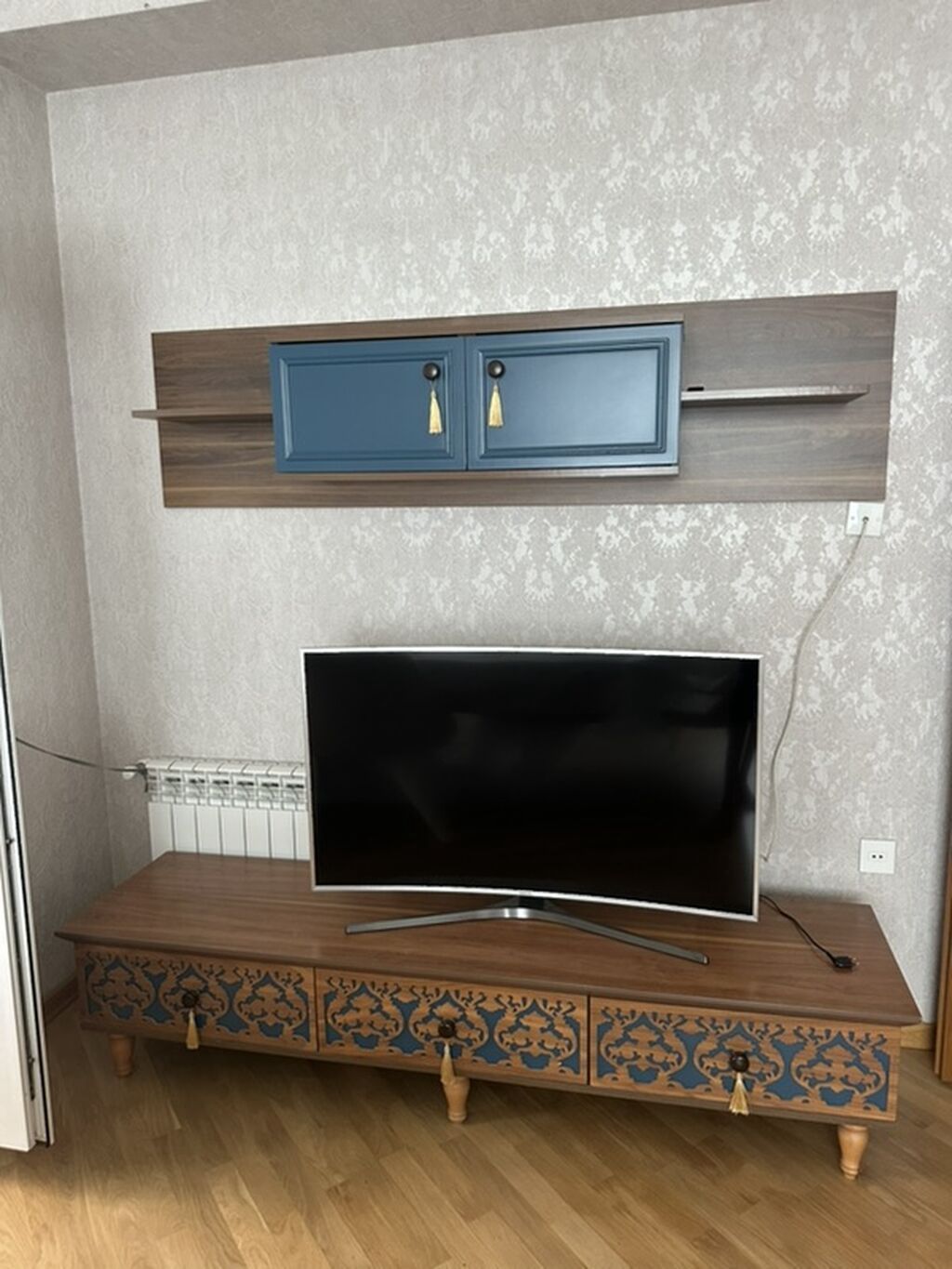 TV stendi və divar asma dolabı dəsti - Material: taxta/laminat