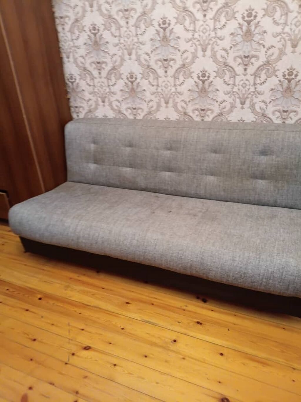 Boz rəngli, yığcam dizayna malik divan satılır. Müasir və sadə görnüşü