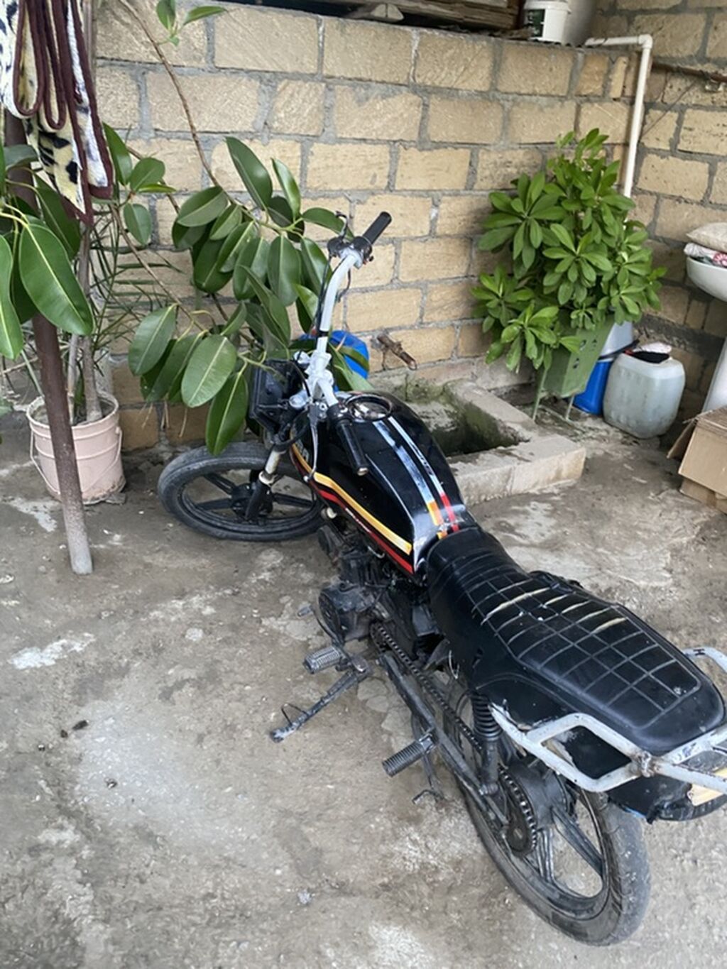 Satılır moped tipli motosiklet. Şəkillərdə göründüyü kimi qara rəngli