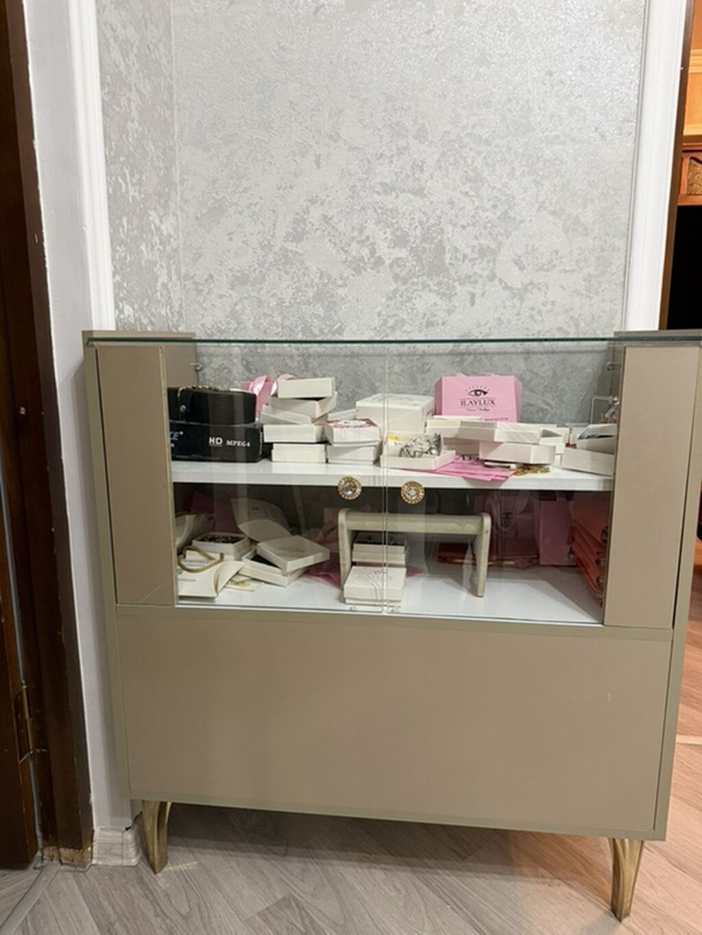 Vitrin şkaf – butik və zərgərlik üçün - Material: şüşə vitrin hissə + — Mallar, Gəncə
