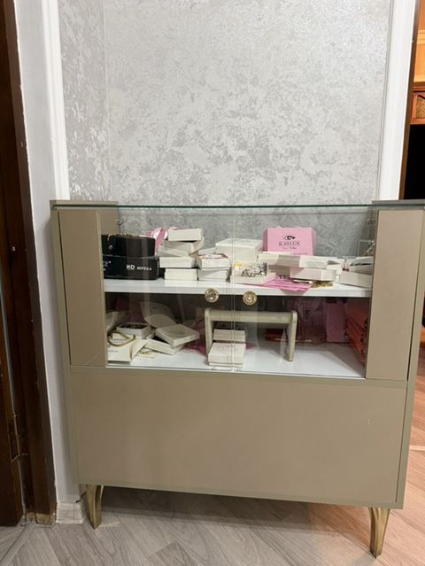 Vitrin şkaf – butik və zərgərlik üçün - Material: şüşə vitrin hissə +