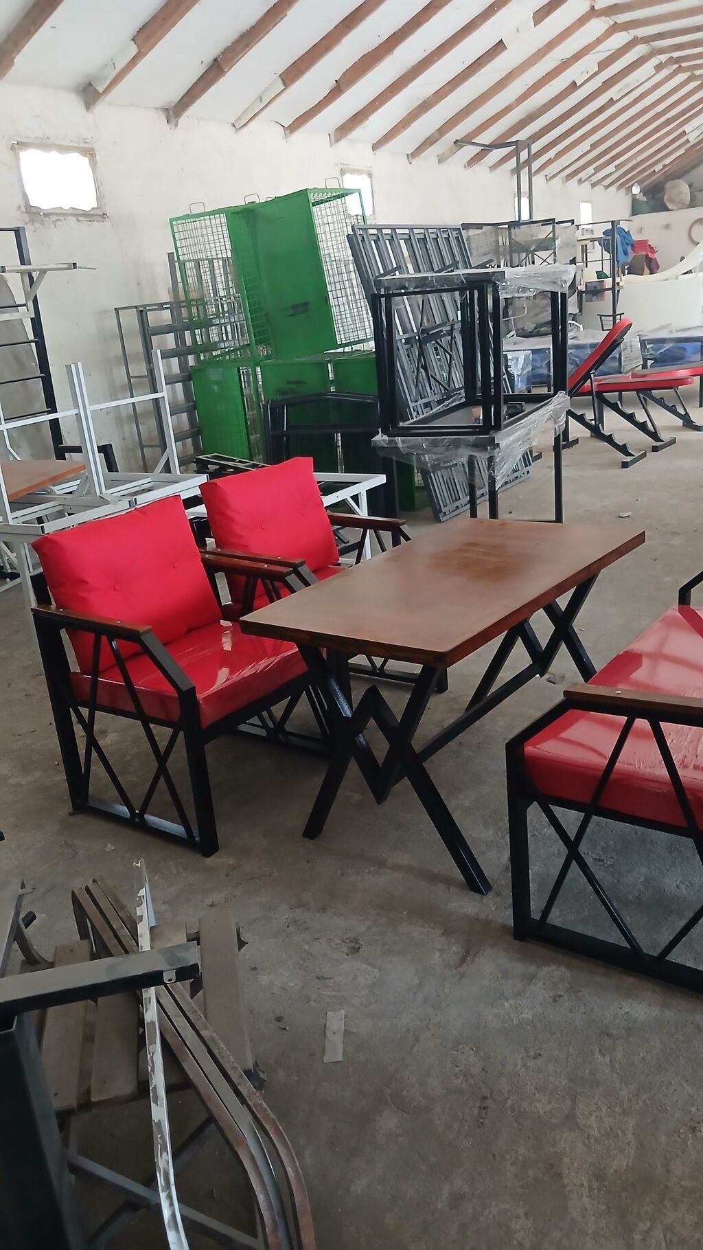 Metall karkaslı stol və kreslo dəsti - Tərkib: 1 ədəd düzbucaqlı