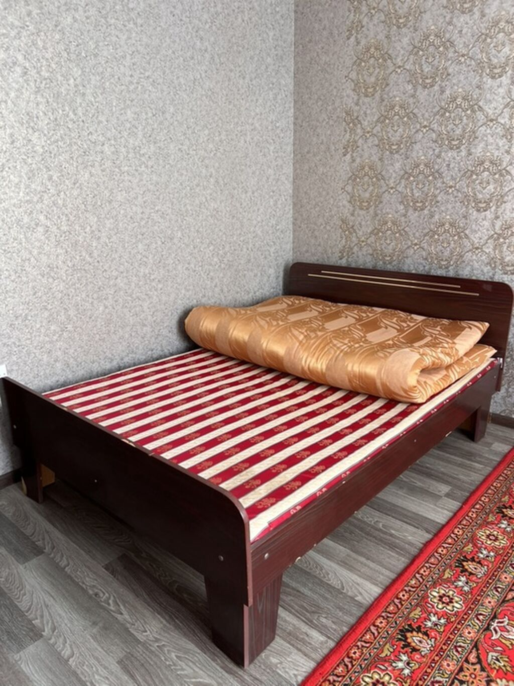 Taxt (iki nəfərlik) – taxta karkaslı - Material: tünd qoz rəngində — Mebel, Bakı