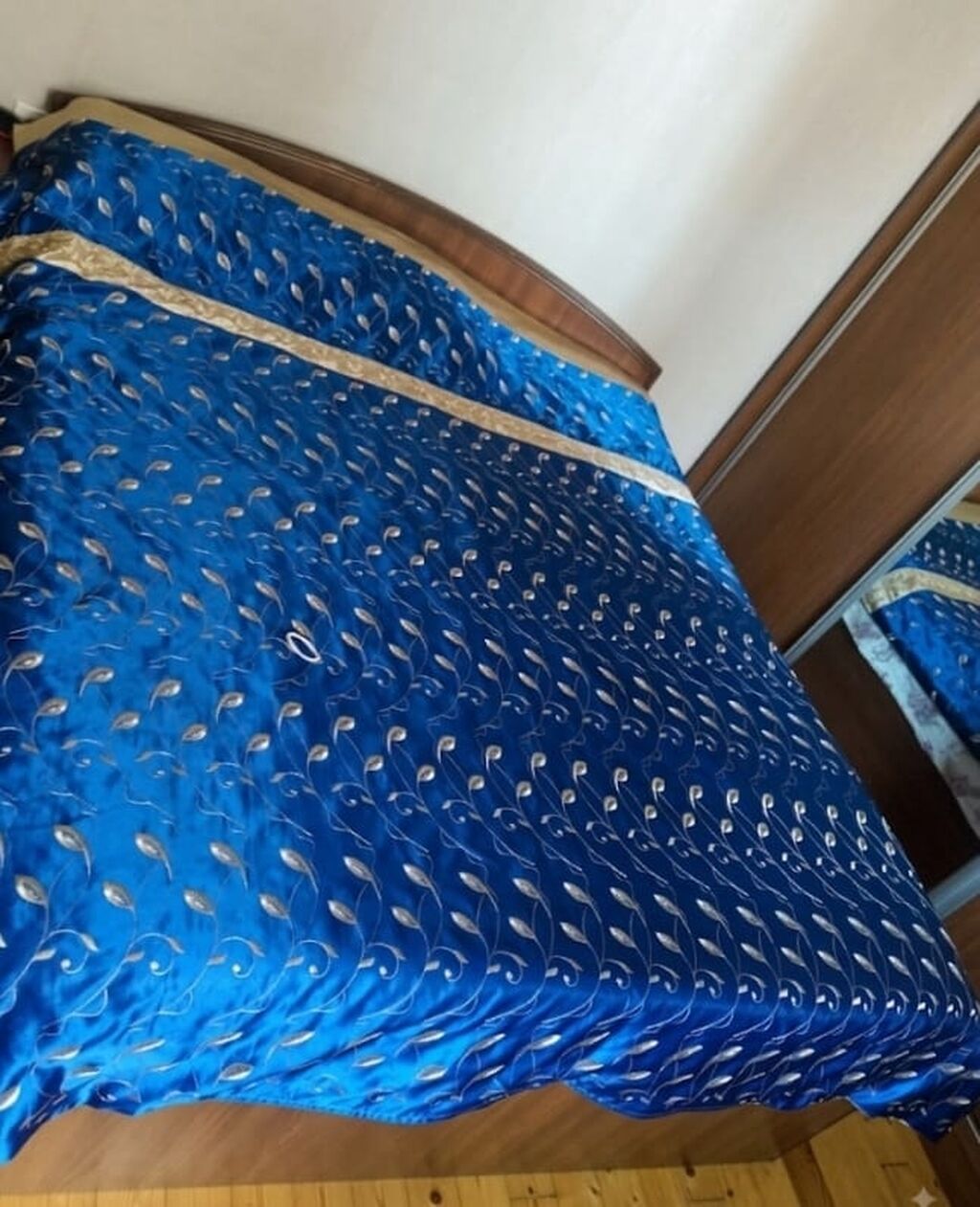 Yataq otağı mebel dəsti - Tərkibi: sürüşmə qapılı geniş şkaf (ortada — Mebel, Masazır (2)