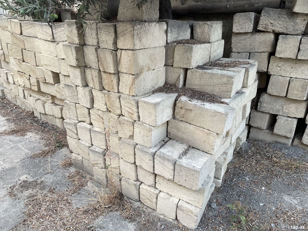 Mişar daşı və kərpiclər — Mallar, Bakı